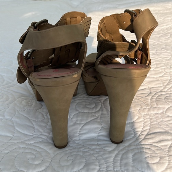 Pink and Pepper. Beige high heel sandals. Size 9 - Picture 4 of 7